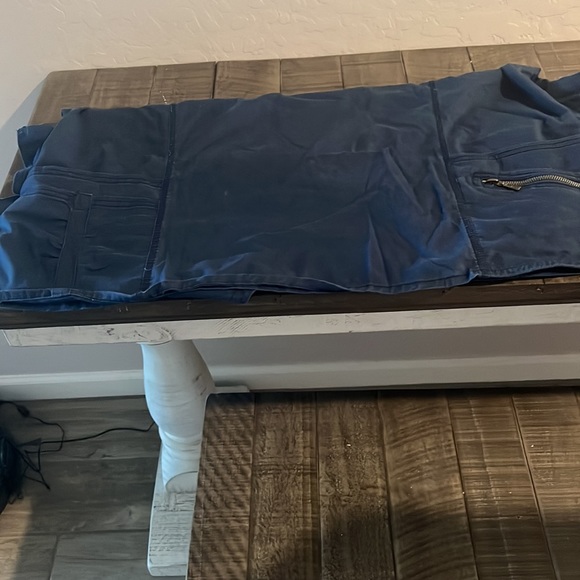 Navy blue beyond scrubs brand. Size too 3x bottom cliff - Picture 5 of 5